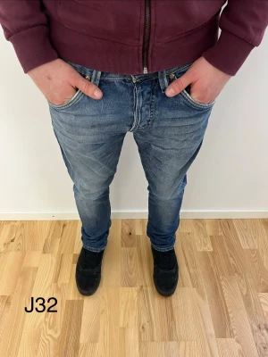 Blåa Jack & Jones jeans  - Blåa jack & Jones jeans. Storlek W30 L32. Passform Slim/Glenn. Hör av er vid minsta fundering! 