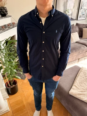 Ralph Lauren skjorta slim fit oxford  - Säljer en riktigt go ralph lauren skjorta perfekt nu till våren och sommaren nu när det börjar bli varmare. Skjortan är storlek S slim fit och han på bilden är 185 och väger 72 kg. Hör gärna av er vid funderingar mvh Ae💯