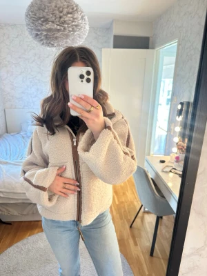 Teddy jacka💘💘 - En teddy jacka från hm i storlek Xs❤️den är välanvänd och är därav lite missfärgad runt kragen(skriv för fler bilder om du är intresserad☺️)