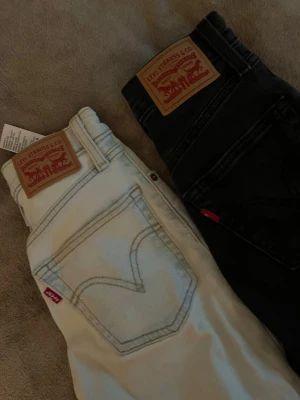 Levi's jeans ribcage boot - Midjemått: 32 cm Innerbenslängd: 72 cm säljer två par Levis jeans i modellen ribcage boot jättefint skick högmidjade🤍