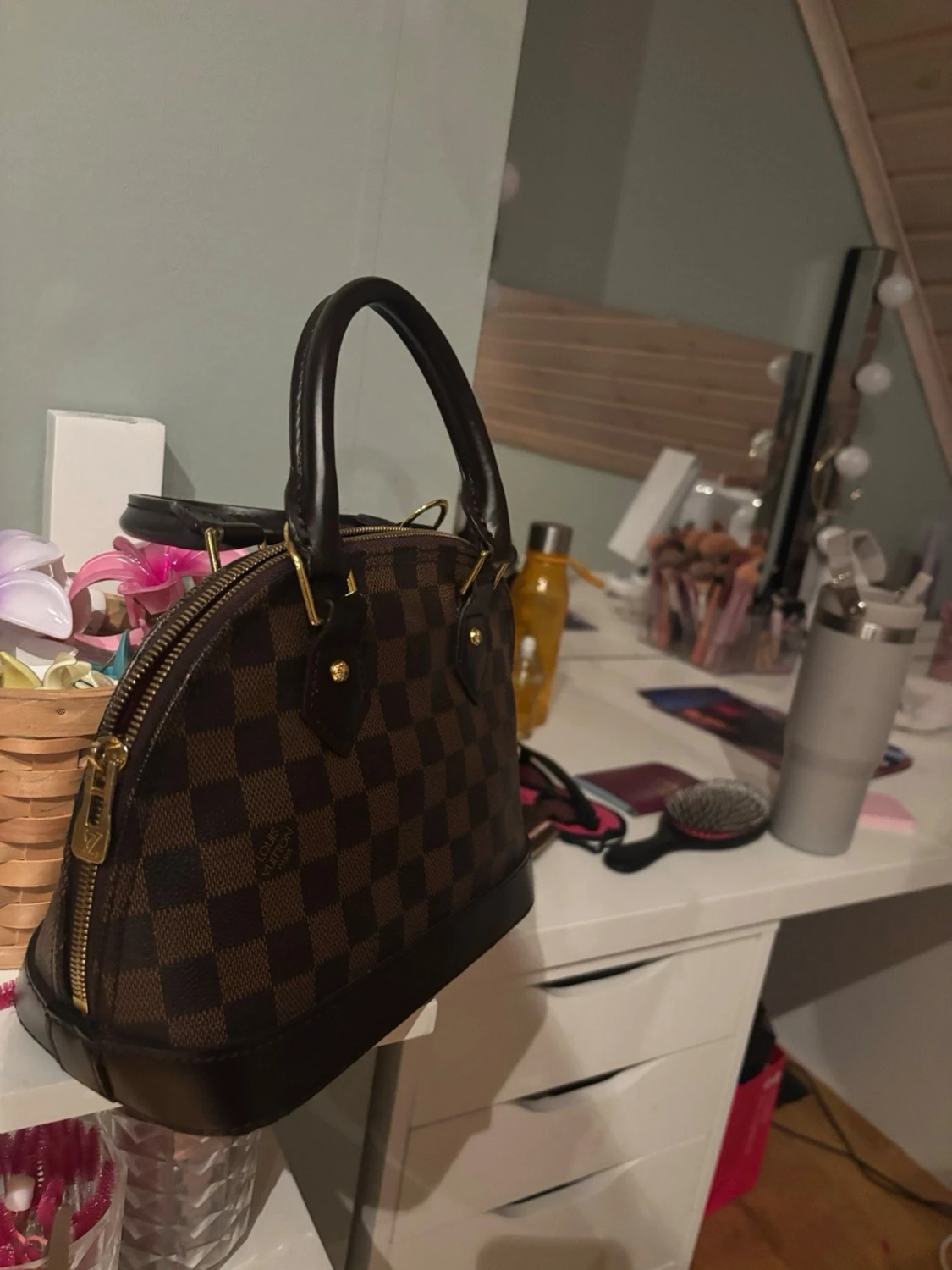 brun rutig handväska