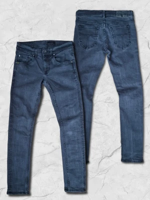 Tiger of Sweden Jeans - Säljer ett par stiliga slim fit Tiger of Sweden Jeans i storlek W29/L30. Byxorna är i bra kvalité, och sitter som ett par skinny jeans. Byxorna har några få lösa trådar på några ställen (se t.ex bild 4) Har ni några frågor skriv gärna i DM😁 Kan diskutera pris vid snabb affär👍
