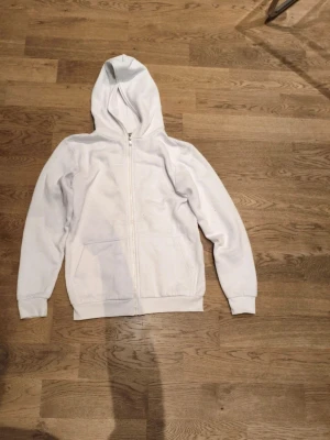 Vit hoodie Strl S - Säljer en vit hoodie som jag inte använder mer! Den är i mycket bra skick och är redo att skickas när som helst!