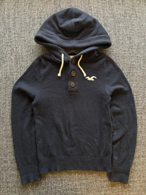 Hollister hoodie (stickad modell) - Säljer en sällsynt Hollister hoodie. Skick 9/10 | eftertraktad modell |  St M | passar perfekt nu till våren | obs kan gå ner i pris vid snabb affär! Frakt samma dag ⚜️ 
