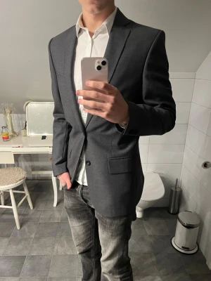 FilippaK kavaj - Säljer denna kavaj från lyxmärket FilippaK🙌🏻, perfekt till mer dressade tillfällen!|| Skick: 9/10, Inga tecken på användning || Storlek: 48 (M) || 100% Ull || Pris: 549kr || Hör av er vid frågor och funderingar!😁