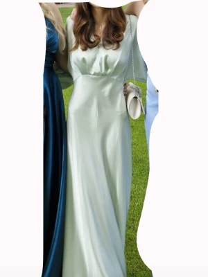 Intressekoll på min balklänning - Klänningen är insydd! Så, så otroligt fin färg. Vid intresse är det bara att höra av sig!🫶🏼🌟