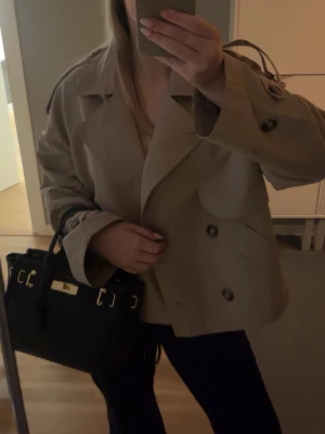 Beige trenchcoat - En populär trenchcoat, helt slutsåld!!, Säljer då den inte passade helt. Ny med lappar. Nypris 600, skriv för fler bilder💕