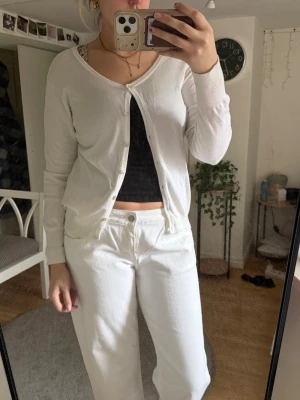 Vit stickad kofta - Säljer en vit stickad kofta! Finns ingen lapp på den så vet inte märket/storlek, men om jag skulle gissa är den förmodligen mellan M/L! Säljer då den aldrig kommer till användning.