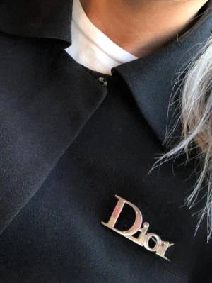 Dior brosch - Klassisk fin Dior brosch i silver i mycket gott skick✨