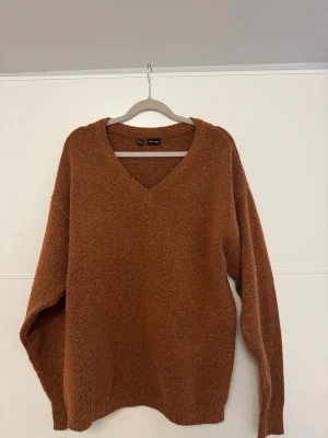Brun / orange / koppar stickad tröja från Bodyflirt - Mysig brun / orange / koppar stickad tröja från Bodyflirt med v-ringning och långa ärmar. Tröjan har en avslappnad passform och är tillverkad i ett mjukt material som känns skönt mot huden❤️