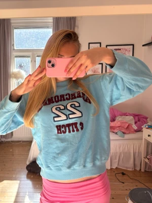 Blå sweatshirt Abercrombie & Fitch - Supersnygg turkos tröja från Abercrombie & Fitch i storlek S. Finns ett litet hål💕