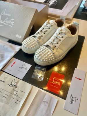 Christian Louboutin Skor - Säljer mina stilrena Christian Louboutin skor då jag skaffat nya! De är otroligt bra nu inför sommaren, original kartong samt extra spikar osv medföljer! skicket är tvär bra, de är i storlek 43, pris går självklart diskutera! 🤍