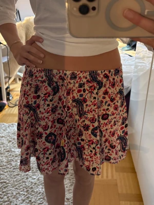 Jättesöt kjol💕 - Säljer denna söta blommiga  kjol från Zara🥰