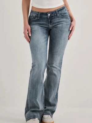 Low wais jeans - Snygga blå bootcut jeans från Nelly med klassisk femficksdesign och låg midja. Jeansen har en lätt tvättad look och subtila slitningar för en cool vibe. Tillverkade i mjuk denim med lite stretch för extra komfort. Ny pris 699 och endast använda en enstaka gång 🩷