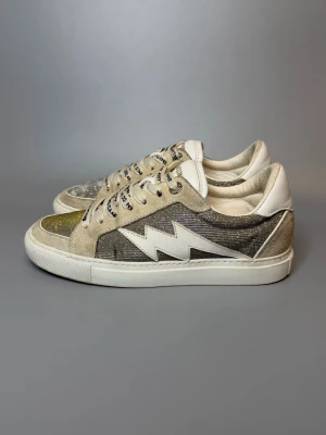 Zadig & Voltaire Skor - ‼️VI TAR EJ BYTEN‼️ Zadig & Voltaire sneakers | Skick: 8,5/10 | Storlek EU 37 | Tillkommer enbart skorna vid köp! | Fraktar inom 24H efter köp på köparens bekostnad 📦💨 | Hör av dig vid minsta fråga eller fundering 💭 