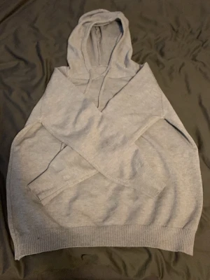Ljusgrå och svart hoodie med huva  - Säljer dessa två hoodies för dom har blivit för småa mycket bra skick och ni får båda för 550kr. 