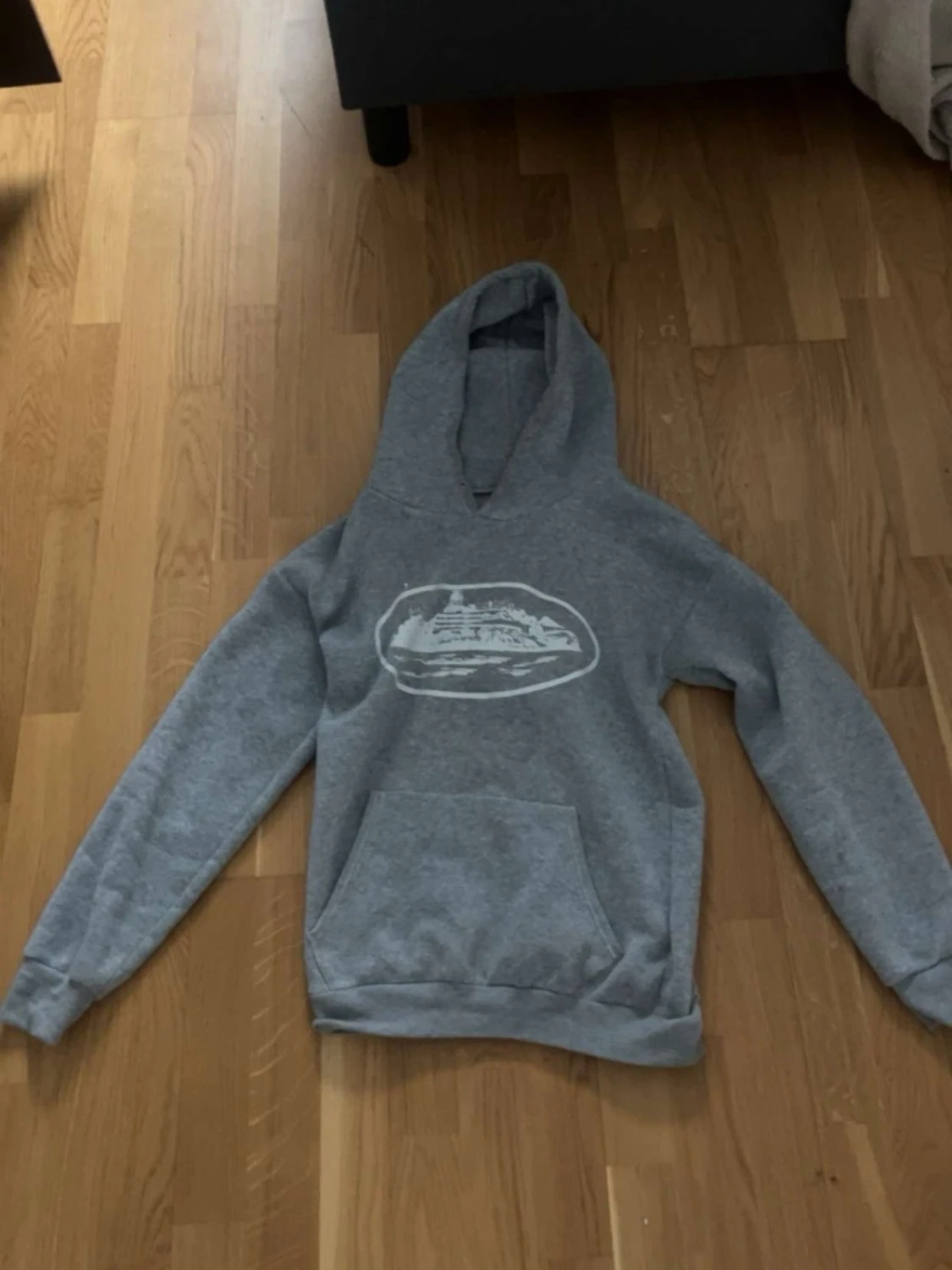 Grå hoodie med skeppstryck