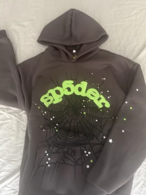Säljer en spider hoodie  - Säljer denna spider Hoosiers för att den var lite liten på mig den är i storlek s men passar även m skick 10/10