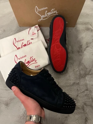 Christian Louboutin skor - Extremt snygga marinblå Christian Louboutins i storlek 46, super fint skick och varsamt använda. Box, dustbags, extra nit och extra skosnören medföljer. Finns även äktighets bevis! Nypris runt 10 000kr mitt pris endast 4899kr. Hör av er vid frågor. Mvh Trend closet🙌