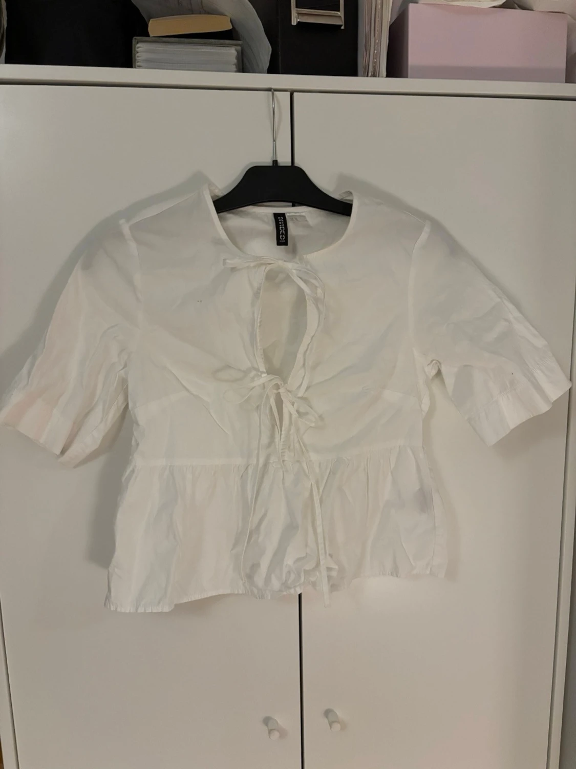 Vit topp med snörning från H&M