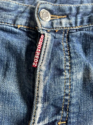 Blå jeans från Dsquared2 - Säljer ett par blå jeans från Dsquared2