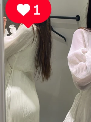 Vit klänning med volangärm från gina Tricot  - Snygg lång vit  klänning med markerad midja och långa, transparenta volangärmar. Klänningen har en lätt och luftig känsla, perfekt för student dagen , det var min student klänning fick massa komplimanger av den riktiga fin och man kan göra den hur tajt man vill i midjan 🫶🏽 skriv privat om ni funderar på något  