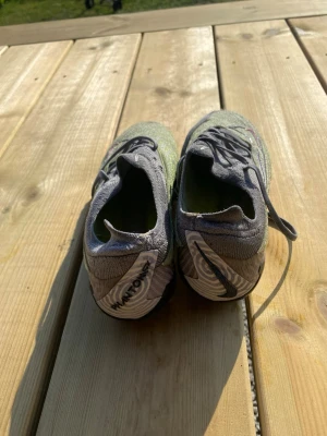 Nike Air Zoom Mercurial fotbollsskor - Säljer ett par Nike Air Zoom Mercurial fotbollsskor som inte säljs längre. (Nypris 2200 kr) säljer dem för 375 kr. Pris går att diskutera. Storlek 37/5