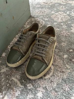 Lanvins  - Tja säljer nu dessa lanvins för ett grymt pris, dom är ganska slitna och har en repa på glansen som man ej tänker på, sulan är även vitare har bara ej orkat tagit bilder! Hör av er om ni undrar något!