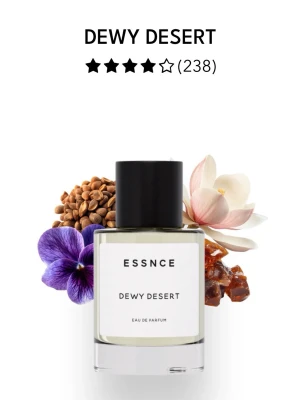 ESSNCE Dewy Desert Eau de Parfum - ESSNCE Dewy Desert Eau de Parfum har en stilren, transparent glasflaska med svart cylinderformad kork och minimalistisk vit etikett. Doften har inslag av blommor, kryddor och trä, vilket ger en fräsch och modern känsla. Perfekt för dig som gillar unika och fräscha parfymer.