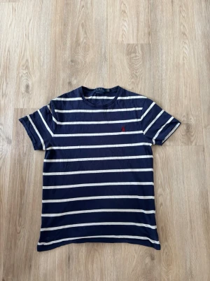 Ralph Lauren t shirt  - Ralph Lauren t shirt i mycket bra skick, inga defekter! Storlek S men sitter mer som XS och passar bra på dig som är mellan 165-172. Se mått på bilderna! Hör av er vid minsta fundering!