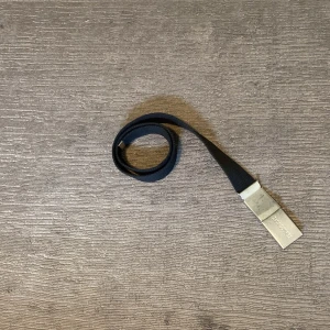 Svart tygbälte från Jack & Jones - Snyggt svart tygbälte från Jack & Jones med metallspänne där loggan är ingraverad. Perfekt accessoar för att ge en stilren touch till outfiten. 94 cm i längd