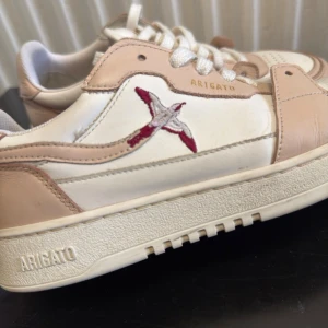 Arigato sneakers i ljusrosa och vitt - Axel Arigatos sneakers. Köpte för 300 pund i London. ❤️