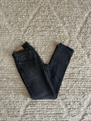 Dondup George  - Säljer nu dessa mörkgråa Dondup jeans. Inga skador eller defekter 9/10. Storlek w32. Midja: 38cm. Lår: 25cm. Ytterlängd: 102cm. Innerlängd: 80cm