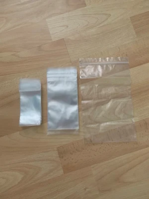 Små ziplock-påsar i plast - Flera genomskinliga ziplock-påsar i olika storlekar, perfekta för att förvara småsaker som smycken, pärlor eller andra småprylar. Påsarna är gjorda av tunn plast och har återförslutningsbar öppning för enkel användning. 3 stycken olika fraktpåsar som passar bra till dig som säljer smycken! 1st stor = 21cm lång och 12,5cm bred 12st mellan = 15cm lång och 8cm bred 14st små = 10,5cm lång och 5cm bred💗 Jag säljer även smycken som du hittar i min profil💗