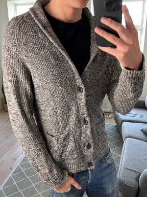 Cardigan  - Simpel och väldigt trendig. Perfekt under våren och nu inför sommaren! Mått: A:48 B:44 C:42 D:64 (cm) Skriv vid fundering! 😁👋