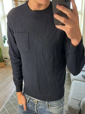 Stickad mörkblå tröja  - Stilren och väldigt snygg perfekt nu under våren och inför sommarkvällarna! Mått: A:47 B:46 C:42 D:61 (cm) 🙌😇