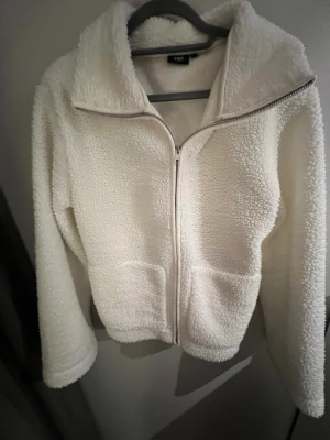 Vit teddyjacka - Supermjuk och fluffig vit teddyjacka från lager 157 med dragkedja framtill och hög krage. Jackan har två fickor och är tillverkad i ett mysigt teddy-material som håller dig varm. Perfekt för lager-på-lager och chill dagar. Bra skick💕💕pris kan diskuteras