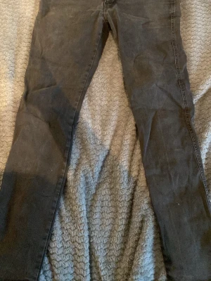 Svarta replay jeans  - Snygga svarta skinny jeans med klassisk femficksdesign och smal passform. Jeansen har normal midja och är tillverkade i ett stretchigt material som sitter tajt längs benen. Perfekta för en trendig och stilren look.     Replay     W33.  L32