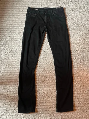 Svarta slim jeans från Jack and Jones - Ett par Clean svarta jenas från Jack and Jones i modell slim glen