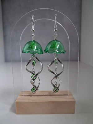 Handgjorda örhängen maneter/jellyfish  - Egentillverkade örhängen formade som 2st maneter i grön/silver nyans öronkroken är nickelsäker och aldrig använda. Längd ca 6cm långa. Blir en unik och söt accessoar till outfiten.