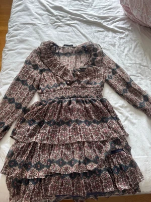 Slutsåld klänning Zara  - Säljer denna jätte fina klänning från Zara. Den är i jätte fint skick och använd fåtal gånger. För mer frågor eller bilder på skriv privat. Passar xs/s