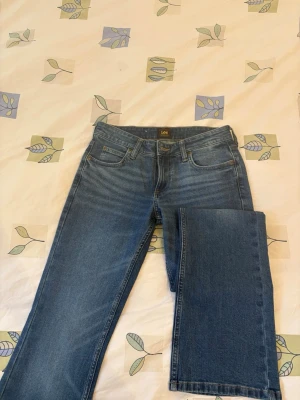 Blå raka jeans från Lee - Säljer mina helt nya jeans från Lee köpta i carlings. Använda 1 gång, märkte EFTER att jag tagit bort prislappen att dom är för små för mig. Helt i nytt skick. ❤️storlek W26/31 i low waist