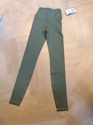 Olivgröna Tights xxs - Supersnygga olivgröna leggings med scrunch baktill :) 