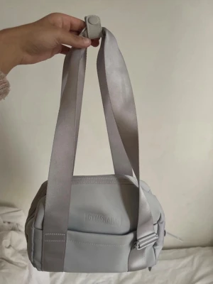 Ljusgrå väska från Gymshark - Säljer en ljusgrå Gymshark väska som är liten och praktisk, passar perfekt till gym