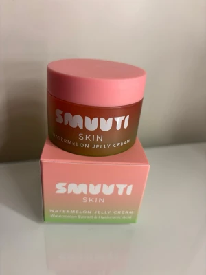 Smuuti Skin Watermelon Jelly Cream - Fräsch ansiktskräm i geléform från Smuuti Skin med vattenmelonextrakt och hyaluronsyra. Kommer i en rund burk med rosa lock. Perfekt för dig som vill ha återfuktad och mjuk hud. Lite mindre än halva kvar skulle jag säga, perfekt om man vill testa och se om man gillar den!