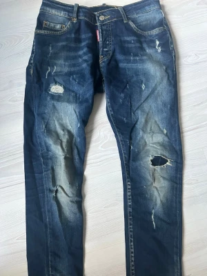 Dsq2 jeans  - Säljer ett par dsq2 jeans, de är i bra skick och säljer för de inte används längre. Storlek 44