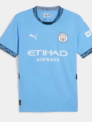 Manchester City matchtröja Puma - Ljusblå Manchester City matchtröja från Puma med klubbmärke på bröstet och Etihad Airways-logga framtill. Tröjan har korta ärmar med svart och blått mönster på ärmsluten och rund halsringning. Perfekt för fotbollsträning eller att bära på läktaren.
