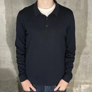 Massimo dutti  - Massimo dutti rugbytröja i färgen mörkblå. Storlek L men passar M och modellen på bilden är 178cm lång. Nyskick, inga skavanker. Köp för endast 299kr.