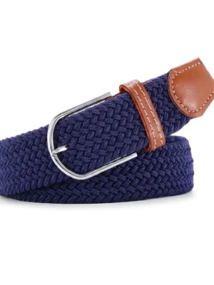 Marinblå flätat bälte med läderdetaljer - Snyggt marinblått flätat bälte med bruna läderdetaljer och silverfärgat spänne. Perfekt för att ge din outfit en stilren touch. Bältet har en flexibel och bekväm design som passar till många olika looks.