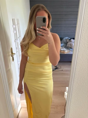 Gul långklänning med slits - Snygg gul balklänning som är helt ny med prislapp kvar! aldrig använt 💛💛